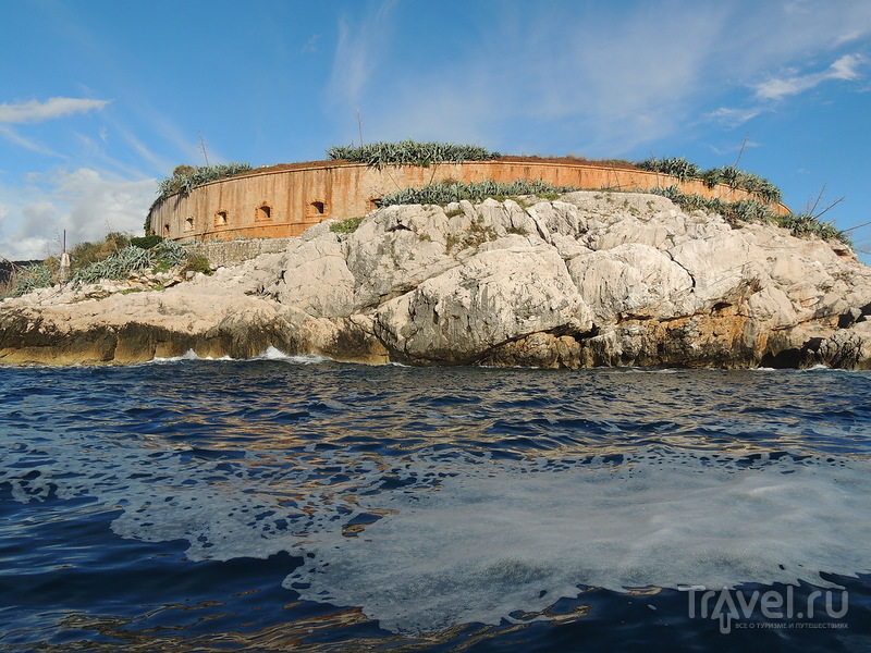 Остров-крепость Мамула - место, притягивающее туристов и инвесторов / Черногория