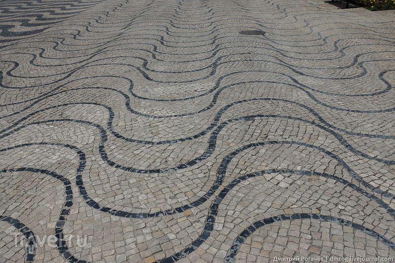 Волны на дороге / Фото из Португалии