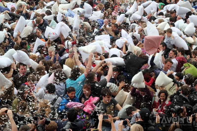 Грандиозный бой подушками на Трафальгарской Площади. Лондон / Великобритания