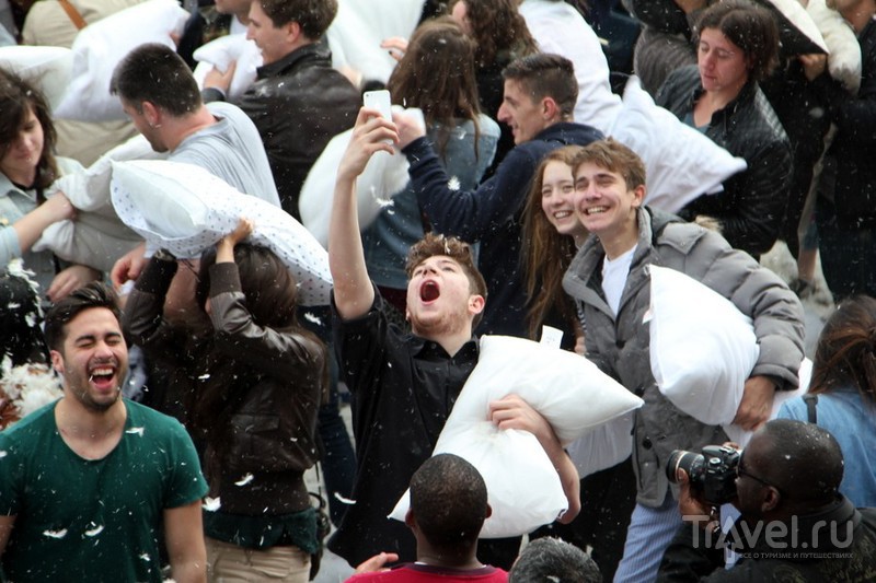 Грандиозный бой подушками на Трафальгарской Площади. Лондон / Великобритания