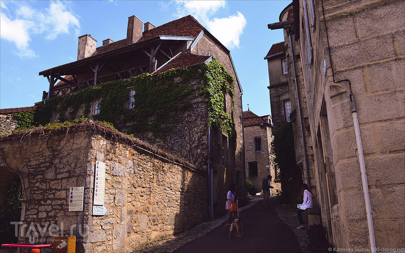 Flavigny sur Ozerain.  /   