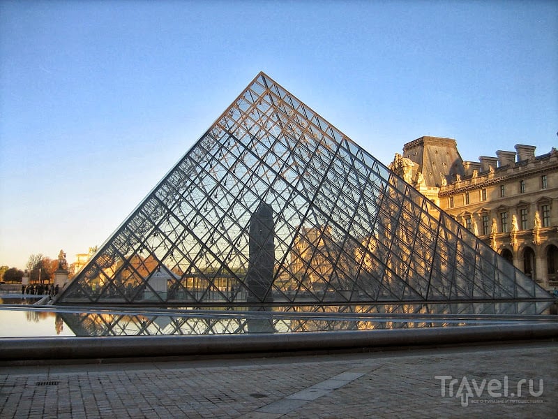 Париж. Пирамида Лувра / Франция