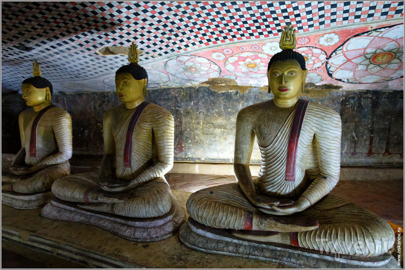 В храме было темно и таинственно / Шри-Ланка