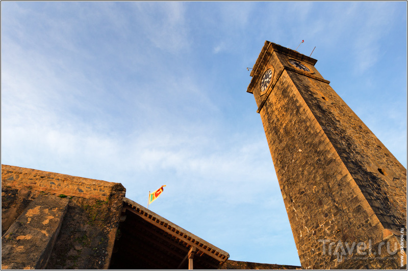 Сейчас над стенами форта подняты ланкийские флаги... / Шри-Ланка
