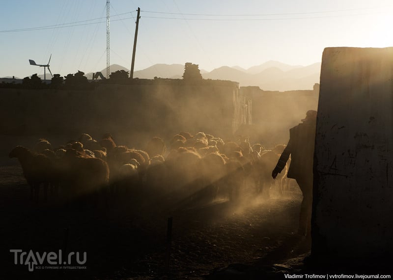 В кишлаке Рангкуль, с дружественным визитом на закате дня / Таджикистан