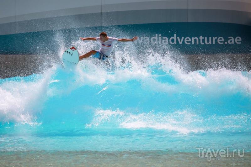 Серфинг на искусственной волне в Дубае / ОАЭ