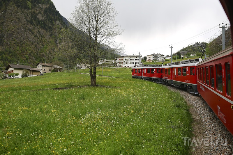 Волшебный поезд среди швейцарских гор / Фото из Швейцарии