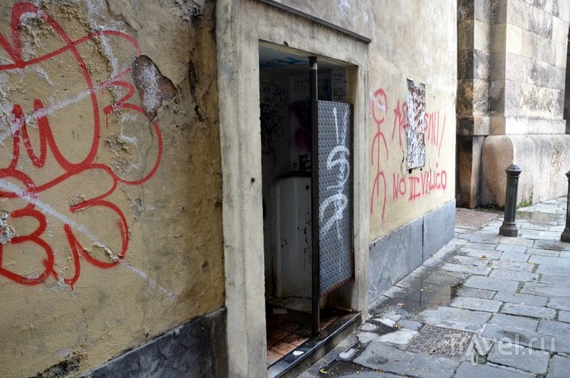 Зато в самых захудалых, узких и темных улочках старого города можно встретить писсуар. / Фото из Италии