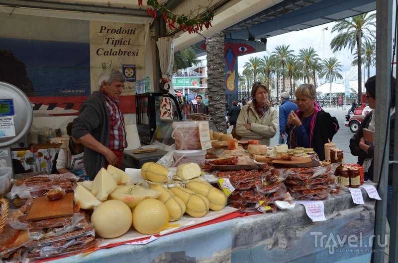 Воскресный фермерский рынок в Старом порту.  / Фото из Италии