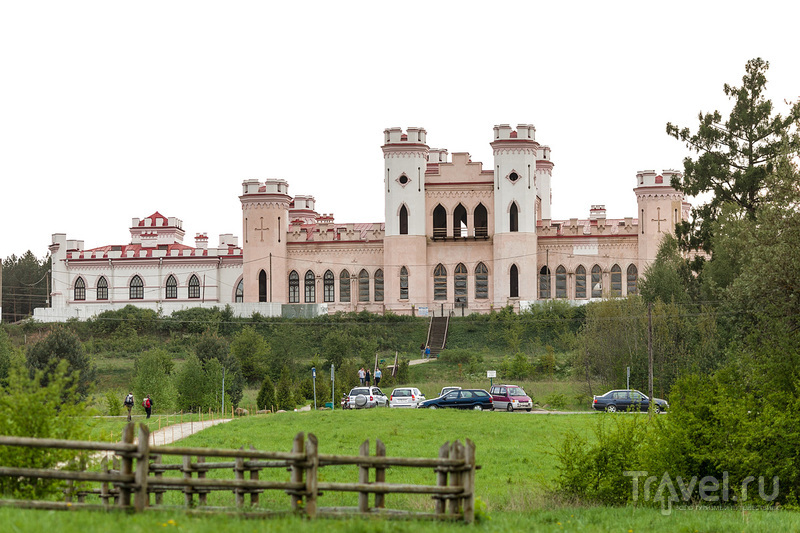 Английский замок среди белорусских лесов / Белоруссия