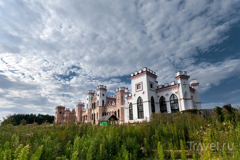 Английский замок среди белорусских лесов / Белоруссия