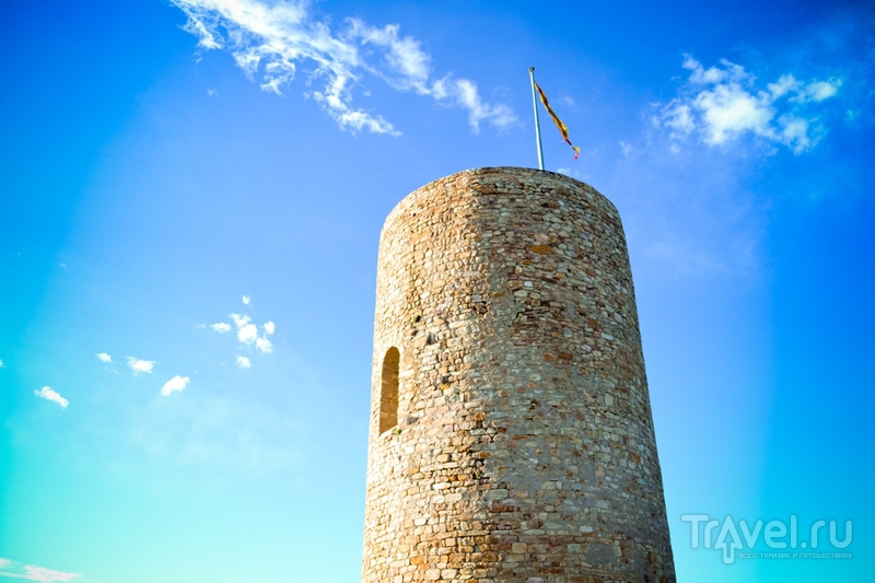 Бланес. Сторожевая башня на горе / Испания