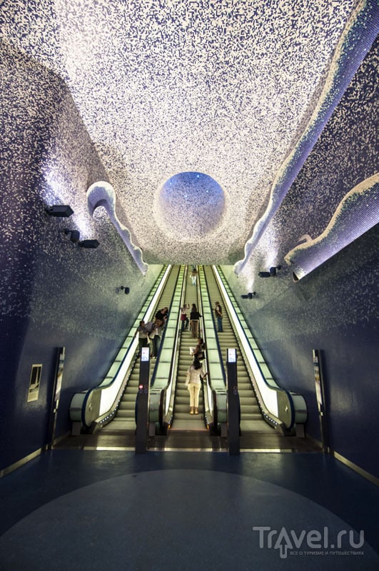 Эскалатор в неапольском метро на станции Toledo / Италия