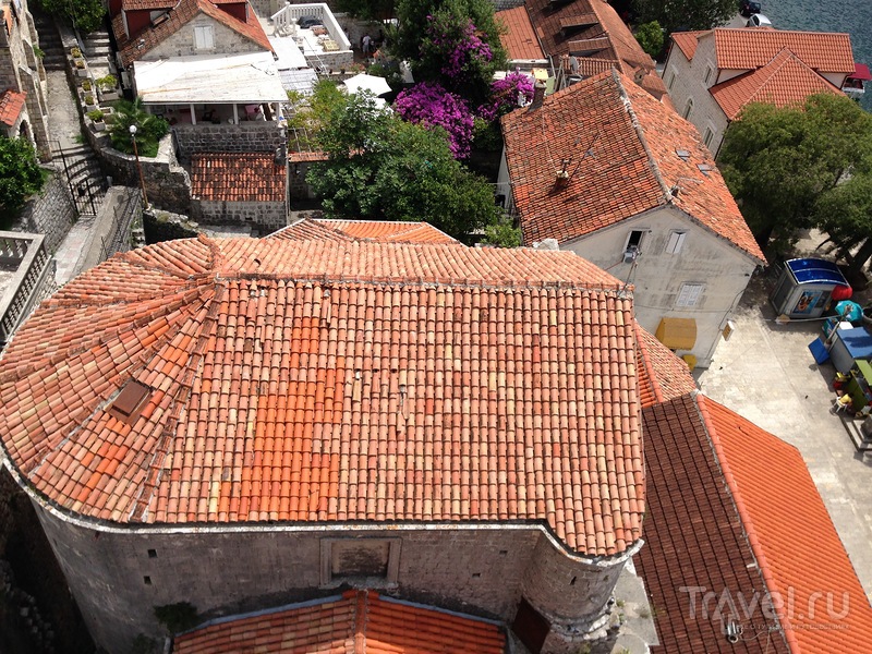 Вид на Пераст с колокольни у Боко-Которского залива / Фото из Черногории