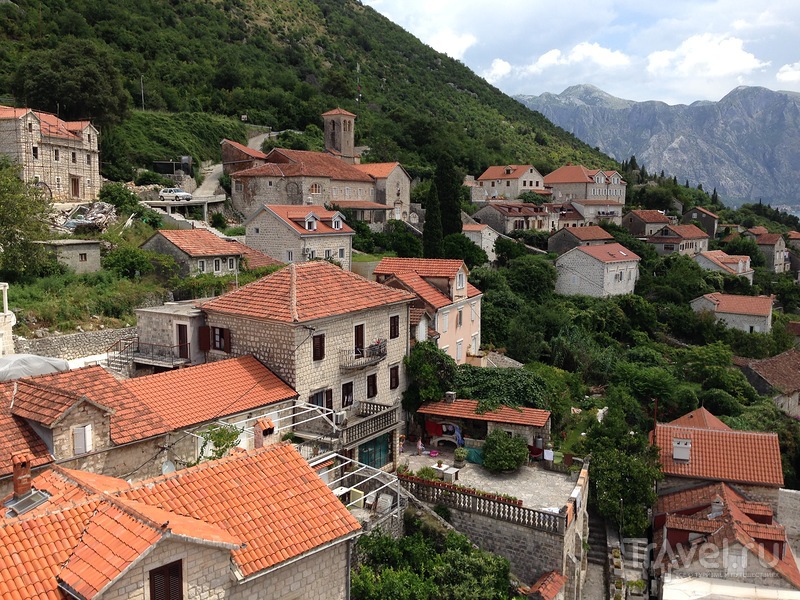Вид на Пераст с колокольни у Боко-Которского залива / Фото из Черногории
