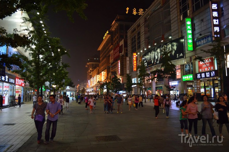 Пекин. Торговая улица Ванфуцзин и пекинское метро / Китай