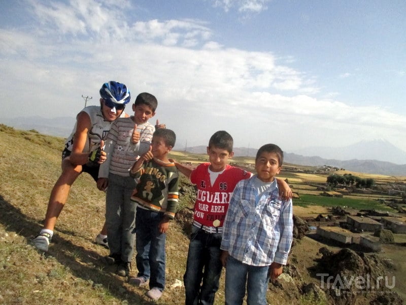 Гора Арарат и атака камнями курдских мальчишек / Турция