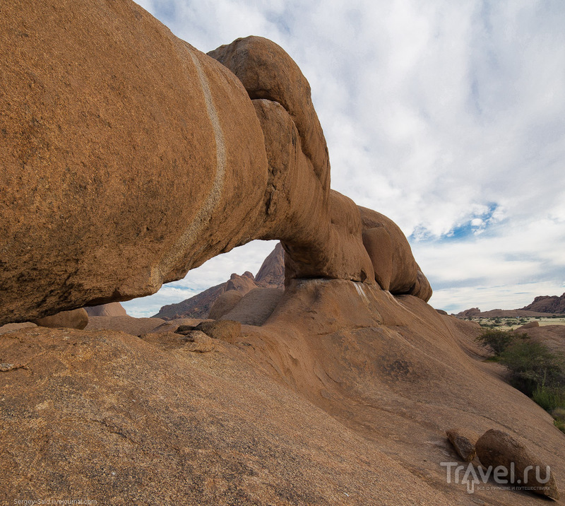 Каменные арки Шпитцкоппе / Фото из Намибии