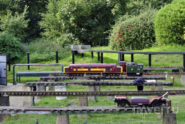 Миниатюрная железная дорога в Ridgeway Park в Лондоне / Великобритания
