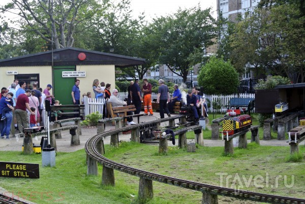 Миниатюрная железная дорога в Ridgeway Park в Лондоне / Великобритания