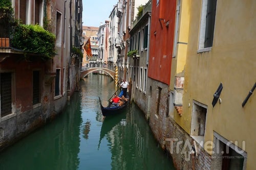 Венецианский гондольер - один из  главных символов Венеции / Италия