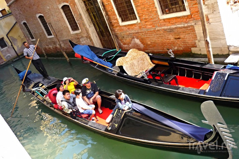 Венецианский гондольер - один из  главных символов Венеции / Италия