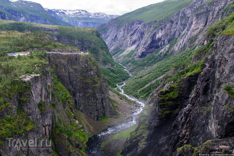 Водопад Voringsfossen и мост Hardangerbrua / Фото из Норвегии