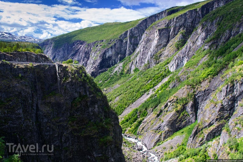 Водопад Voringsfossen и мост Hardangerbrua / Фото из Норвегии