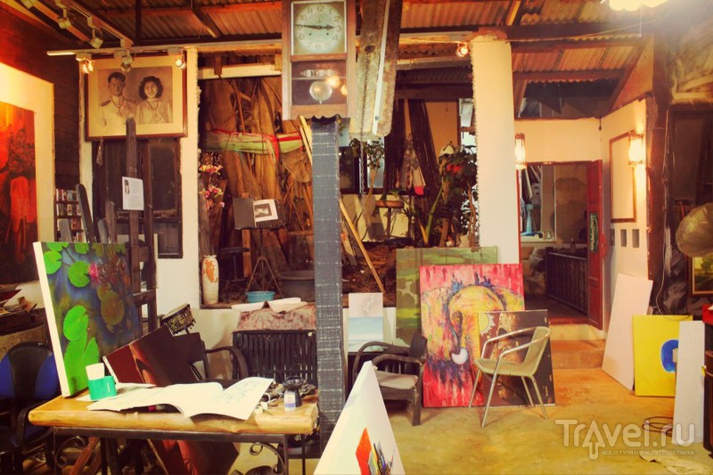 Готовить тайский суп в художественной студии под звуки скрипки / Таиланд