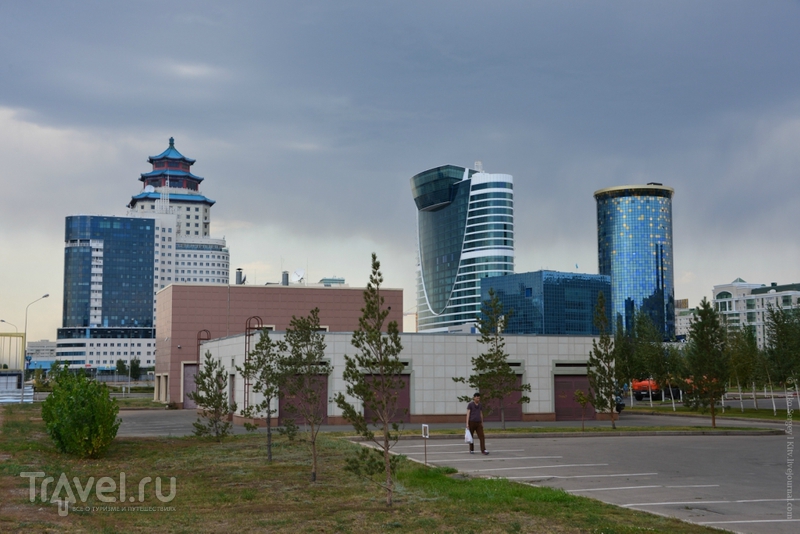 По ту сторону от башни Чупа-Чупс / Фото из Казахстана