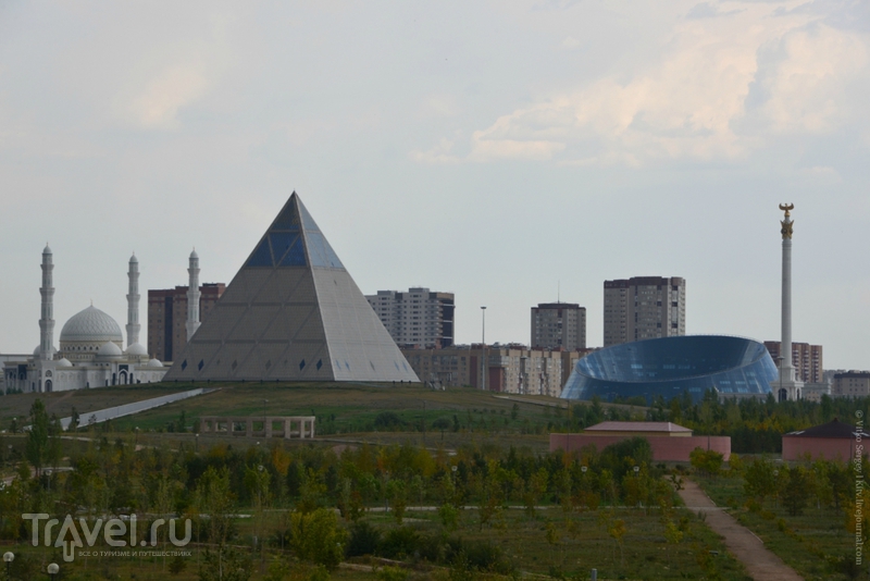 По ту сторону от башни Чупа-Чупс / Фото из Казахстана