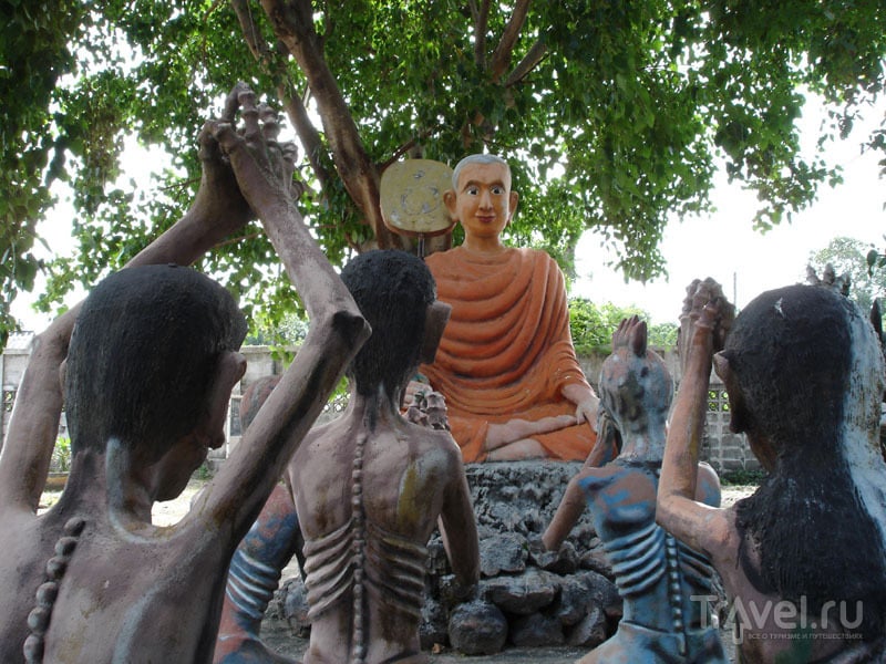 Праведники медитируют вместе с Буддой / Таиланд