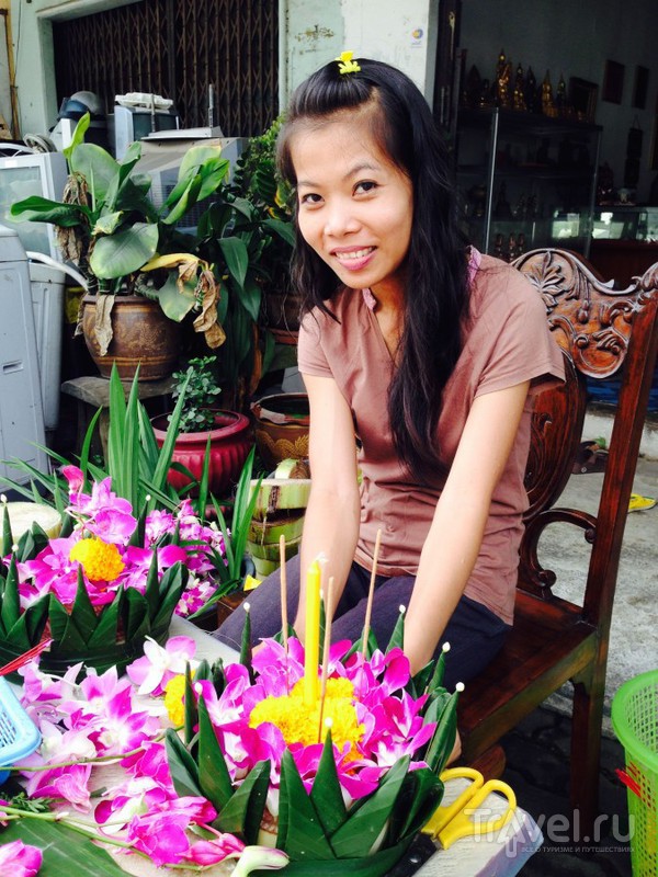 Лой Кратонг. Лодочка из цветов и стебля банана / Таиланд