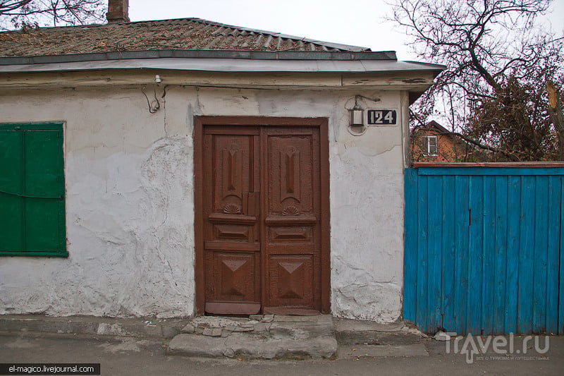 Таганрог - столица отчаянных рекламистов и старинных деревянных дверей / Россия