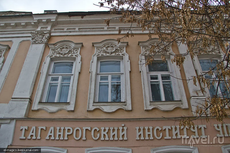 Таганрог - столица отчаянных рекламистов и старинных деревянных дверей / Россия