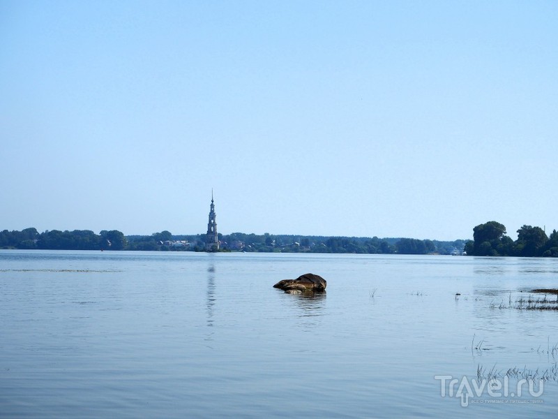 Затопленная колокольня в Калязине / Россия