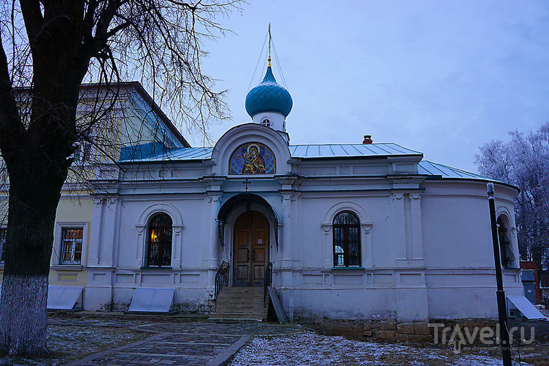 Крестовоздвиженский  монастырь после захода солнца / Фото из России
