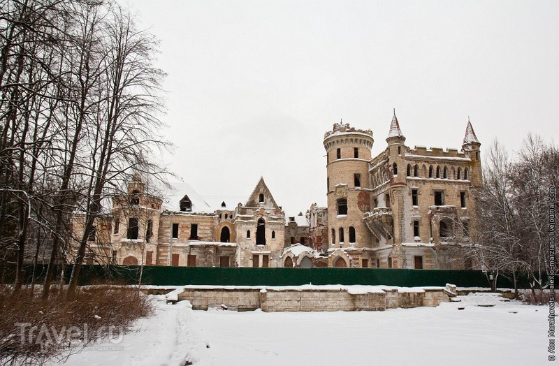 Средневековый замок в лесу под Владимиром / Россия