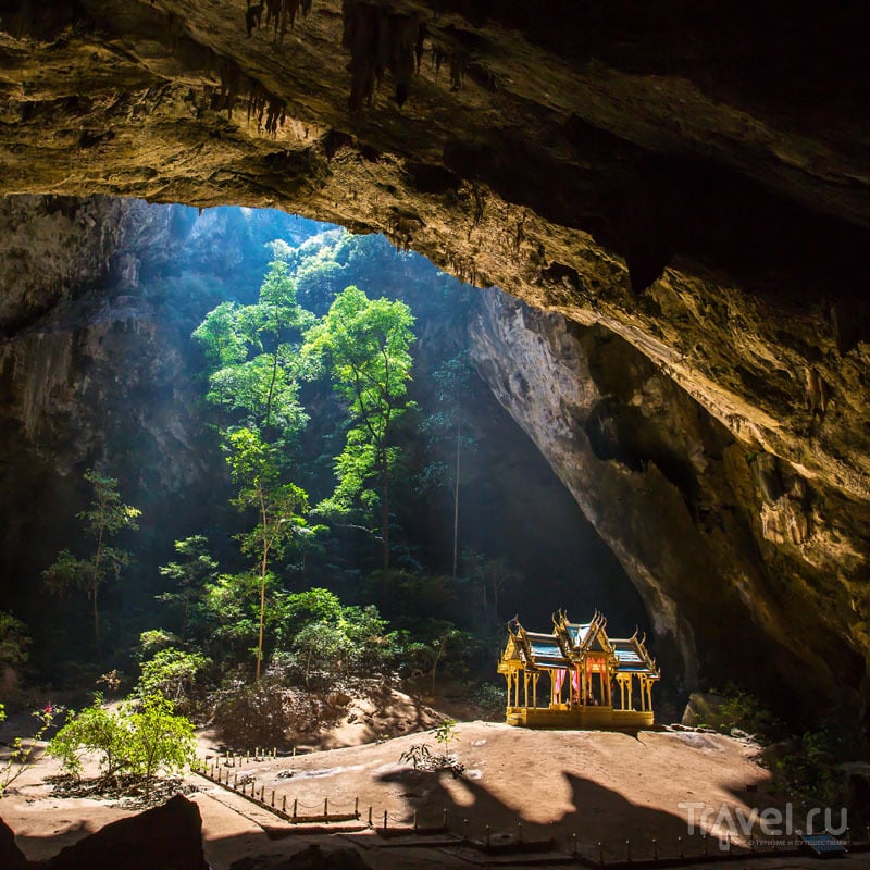 Пещера Прайя-Након является священным для тайцев местом / Таиланд