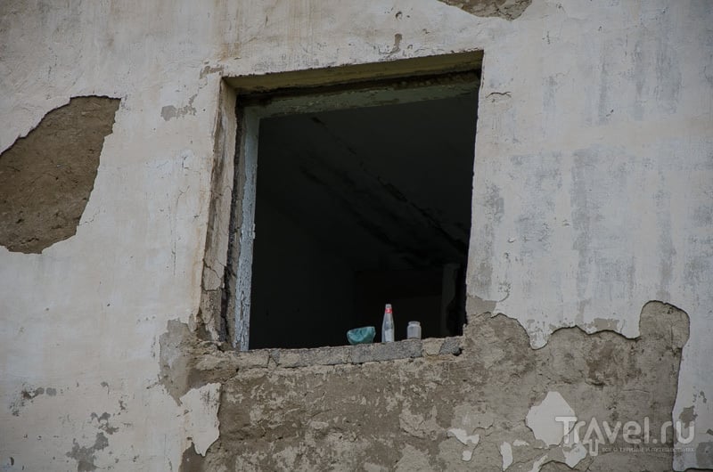 Следы человеческой деятельности в окне дома-призрака / Фото из России