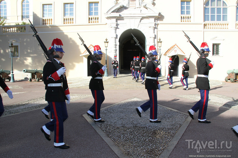 Торжественная смена караула у Княжеского дворца в Монако в честь рождения наследников престола / Монако