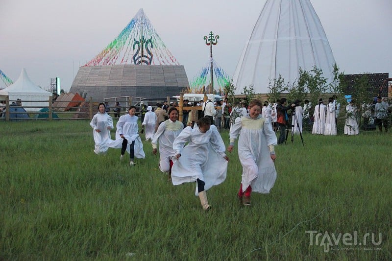 Обряд встречи солнца на празднике Ысыах в Якутии / Россия