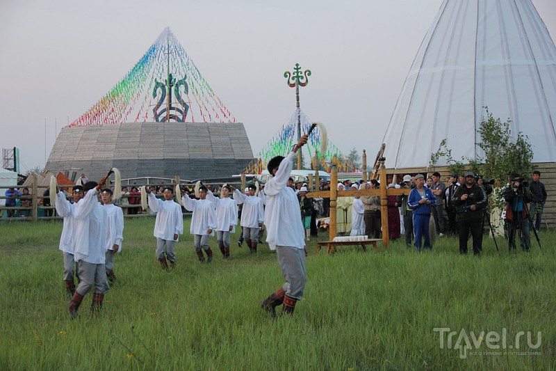 Обряд встречи солнца на празднике Ысыах в Якутии / Россия
