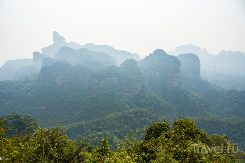 Китай: Красные горы Danxiashan и эротические чудеса природы / Китай