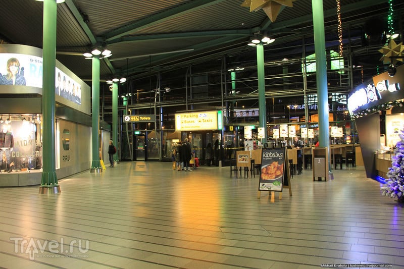 Новогодний аэропорт Схипхол в Амстердаме / Нидерланды