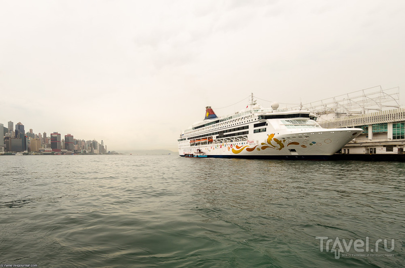 На пароме через бухту Виктория / Фото из Гонконга