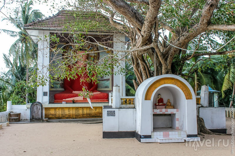 Буддистский храм на острове в озере Мадуганга / Шри-Ланка