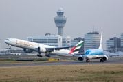 Самолеты авиакомпаний Emirates и KLM в аэропорту Schiphol