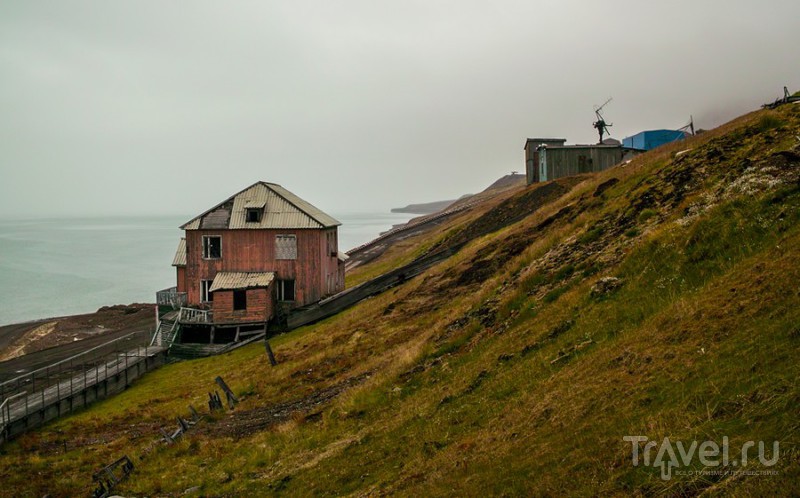   . ,   Svalbard. Barentsburg /   