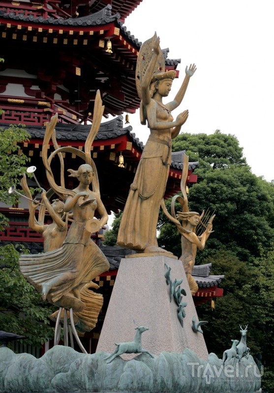 Кавасаки. В двориках монастыря Кавасаки-дайси / Япония